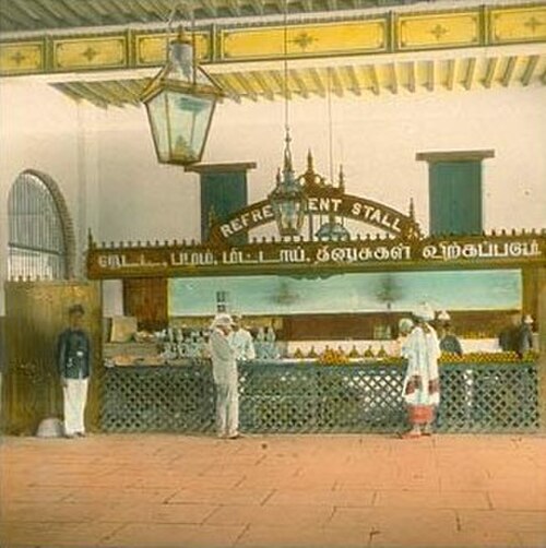 كشك مرطبات في محطة سكة حديد في رئاسة مدراس، حوالي عام 1895