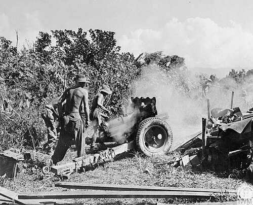 طاقم مدفع هاوتزر جبلي بريطاني عيار 3.7 بوصة أثناء العمليات في بورما، 1944