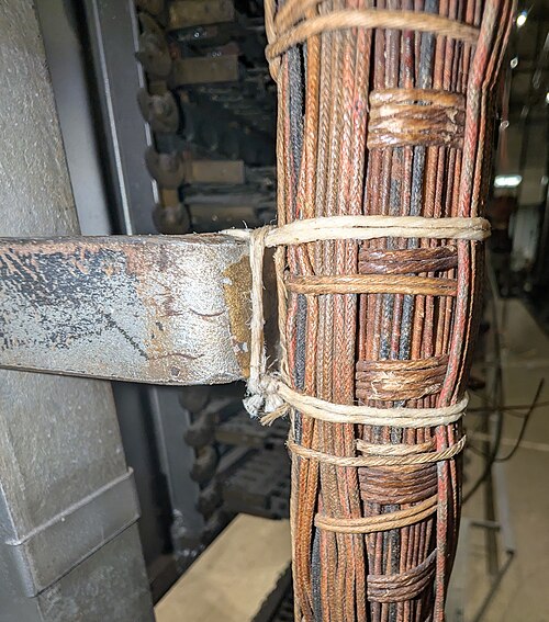 غرزة مربعة تُستخدم لتثبيت حزمة من الأسلاك على إطار. تُجمع الأسلاك بغرزة متصلة، ثم تُثبت على الإطار باستخدام الغرزة المربعة.