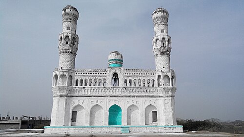 مسجد في القلعة، ومسجد قلعة التل، ومسجد جامي، ومصلى العيد