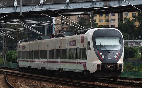 قطار KLIA Transit Equater EMU في محطة بندر تاسيك سيلاتان