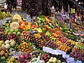 عرض الفاكهة في سوق La Boqueria في لاس رامبلاس برشلونة
