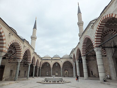 مسجد Üç Şerefeli: الفناء