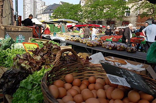 Marché des Lices، سوق أسبوعي للمنتجين المحليين في Place des Lices