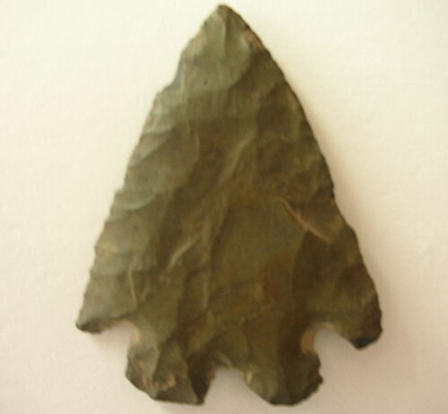 رأس سهم من الصوان المشذب.