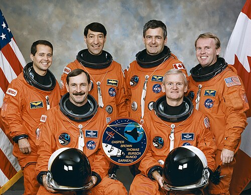 أفراد طاقم مهمة STS-77 في عام 1996