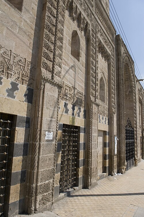 تفاصيل الواجهة المزخرفة لمسجد العتروش (1410)