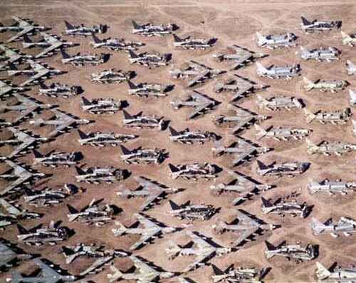 صورة جوية لطائرات بي-52 وغيرها من الطائرات التي يتم تفكيكها ببطء في الصحراء.