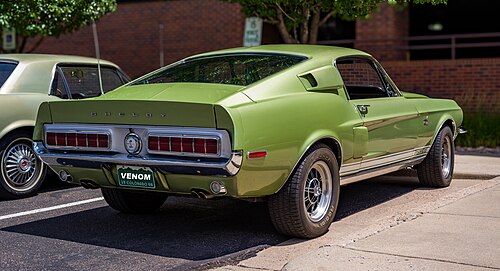 سيارة شيلبي GT500KR موديل 1968 بلون ذهبي ليموني معدني