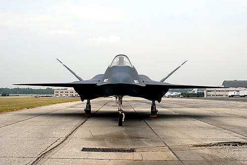 الذيل على شكل حرف V للطائرة YF-23