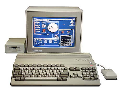 تم طرح جهاز Amiga 500، وهو أول جهاز كمبيوتر منزلي/شخصي متعدد الوسائط "منخفض التكلفة" يعمل بنظامي 16 و 32 بت، في أكتوبر 1987.