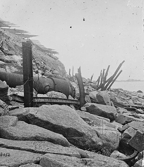 منظر خارجي لحصن سمتر، 1865. بندقية ذات شريط في المقدمة، وبندقية فرايز في الأعلى.