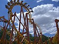 أفعوانية معلقة حلقية، تصميم شائع من شركة Vekoma