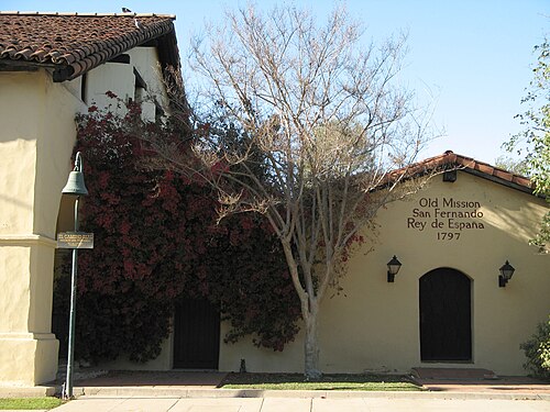 Mission San Fernando Rey de España، وتقع في ميشن هيلز (لوس أنجلوس).