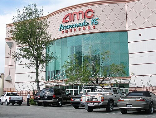 مجمع AMC Promenade 16 الضخم في منطقة وودلاند هيلز بمدينة لوس أنجلوس، كاليفورنيا، والذي أغلق أبوابه في 1 يونيو 2022، وحل محله مجمع AMC Dine-In Topanga 12 في كانوغا بارك، والذي افتتح في اليوم التالي.