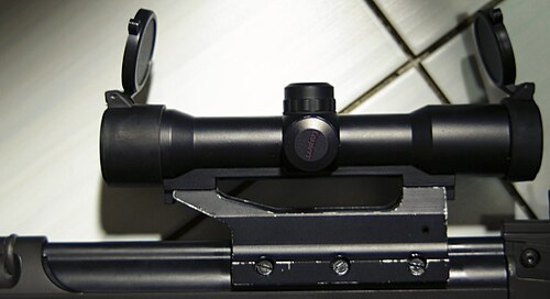 قاعدة تثبيت "ستاناج" (واجهة جهاز الاستقبال) على بندقية FN FAL. وقد استُخدم هذا النوع من قواعد التثبيت أيضًا في العديد من الطرازات السابقة لشركة هيكلر آند كوخ، مثل MP5 وG3 على سبيل المثال.