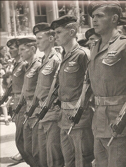 جنود مظليون إسرائيليون مسلحون ببنادق عوزي عام 1958
