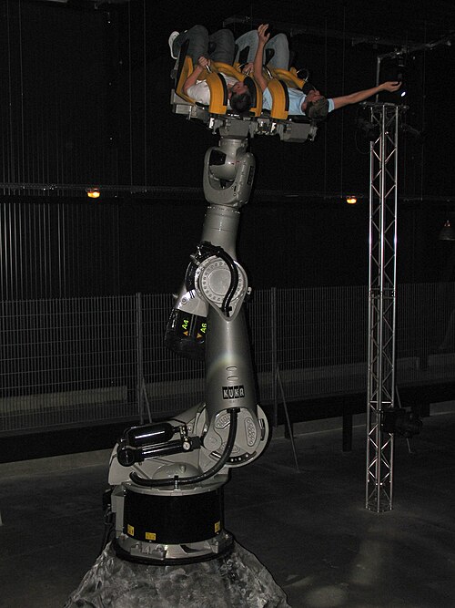 أذرع KUKA الروبوتية المستخدمة في RoboCoasters