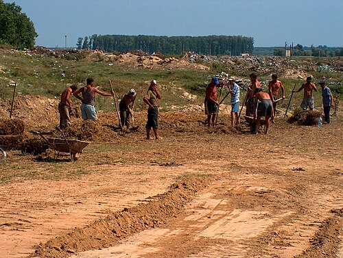 لا يزال الطوب اللبن مستخدماً، كما شوهد في عام 2003 في دلتا نهر الدانوب في رومانيا.