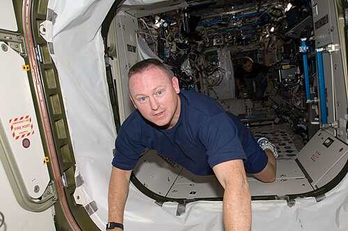 ينتقل باري ويلمور، قائد مهمة STS-129، إلى العقدة 1
