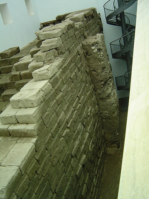 الجدار الخلفي في عام 2005