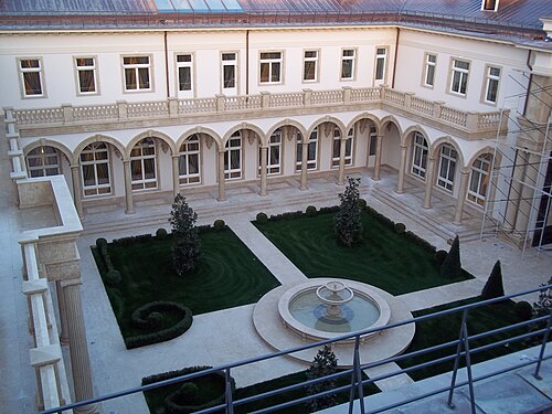 الفناء (الستائر والثريات مرئية في جميع النوافذ).
