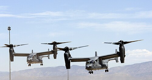 طائرتان من طراز CV-22 تابعتان لسلاح الجو الأمريكي في وضع متداخل مع وضع مراوحهما بشكل عمودي استعداداً للهبوط في قاعدة هولومان الجوية، نيو مكسيكو.