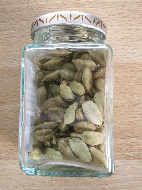 برطمان من الهيل الأخضر
