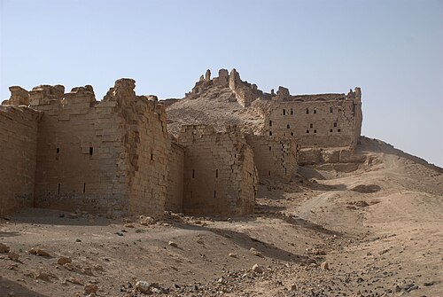 أطلال قلعة من الحجر الرملي