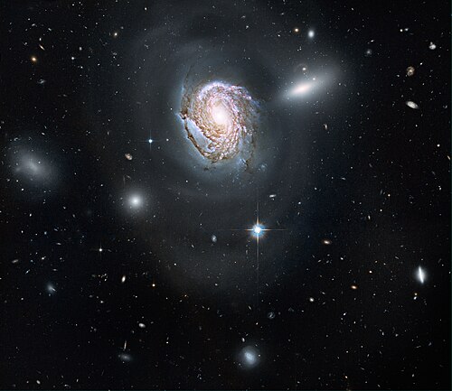 صورة أمامية لمجرة حلزونية (NGC 4911) تقع في عمق عنقود كوما