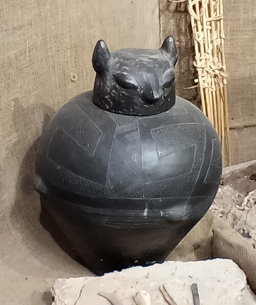 فخار ذو غطاء منحوت (إعادة بناء)