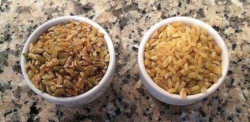 الفريك التركي (يسار) والبرغل (يمين) قبل الطهي