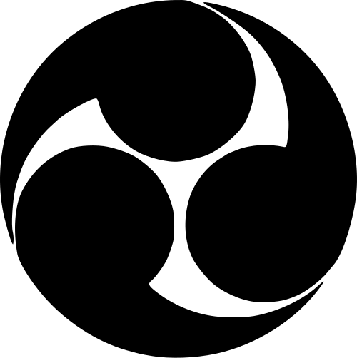 يُستخدم رمز هيداري-ميتسودوموي ("توموي ثلاثي الطيات الأيسر") على نطاق واسع في أضرحة الشنتو وكشعار عائلي