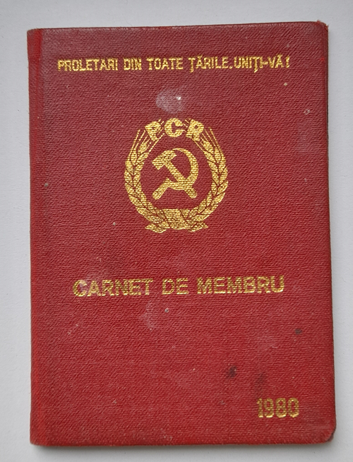 بطاقة عضوية/وثيقة صغيرة ورقيقة للحزب الشيوعي الروماني. صدرت عام 1980. يظهر شعار الحزب وعبارة "Proletari din toate țările, uniți-vă!"; Carnet de membru; 1980" على غلاف الكتيب.