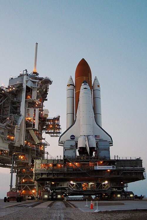مكوك الفضاء ديسكفري على منصة الإطلاق LC-39B قبل انطلاق مهمة STS-121 (2006)