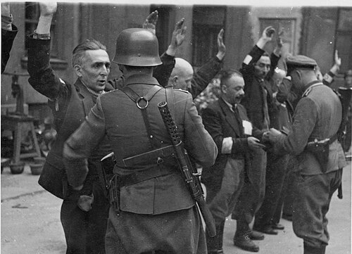 صورة من تقرير ستروب عن انتفاضة غيتو وارسو، 1943؛ تظهر رشاشات MP 28.
