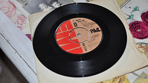 أسطوانة EMI مزودة بمحول محور مضغوط.