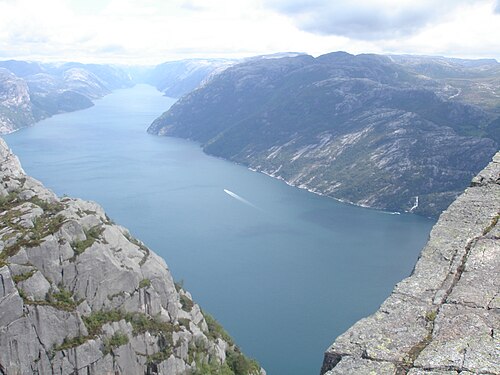 منظر من Preikestolen، Lysefjorden أدناه