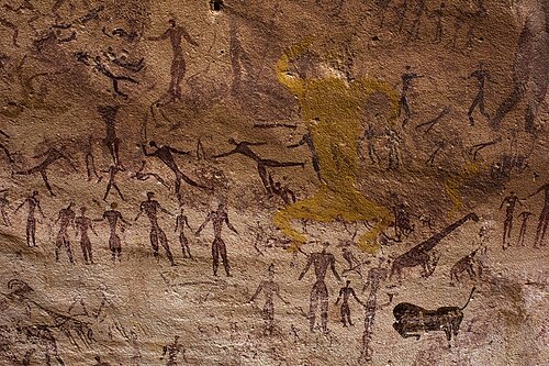 بشر راقصون مطليون برسومات لكائنات مصبوغة باللون الأصفر