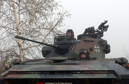 برج مركبة الاستطلاع المدرعة Luchs 2 التابعة للجيش الألماني يظهر مدفع Rh 202 كسلاح رئيسي.