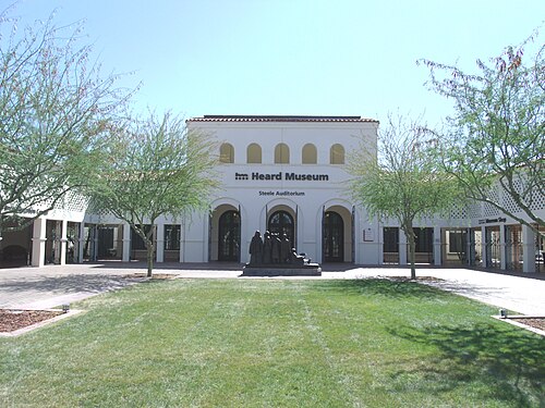 المدخل الأمامي لمبنى متحف هيرد الذي شُيّد عام 1929 ويقع في 2301 شمال شارع سنترال / 22 شرق طريق مونتي فيستا. وقد أُدرج في سجل الممتلكات التاريخية في فينيكس في أغسطس 1992.