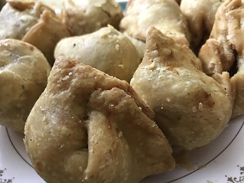 شينغارا، وتعني نبات الكستناء المائي، هو الاسم البنغالي للسمبوسة، وهي عبارة عن معجنات مثلثة مقلية.