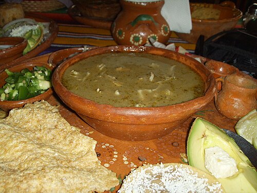 بوزول أخضر مع التوابل، يقدم في زيهواتانيخو (غيريرو)