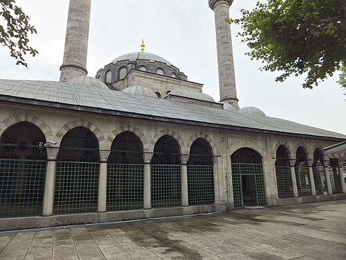 مسجد عتيق والدة في إسطنبول (اكتمل بناؤه عام 1584)، كما يُرى من فنائه