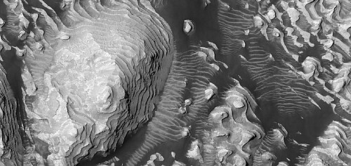 تلة متعددة الطبقات على أرضية فوهة دانييلسون، كما رصدتها كاميرا HiRISE ضمن برنامج HiWish