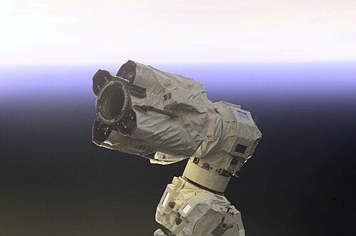 أداة إصلاح ومراقبة طرفية قيد الاستخدام في الفضاء (أداة إغلاق الطرفية Canadarm2)