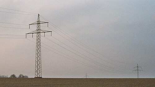 أبراج معلقة مزودة بكابلات اتصال تشبه الأكاليل على الموصل الأرضي