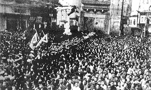 حشود في شنغهاي تحتفل بيوم النصر على اليابان في 15 أغسطس 1945