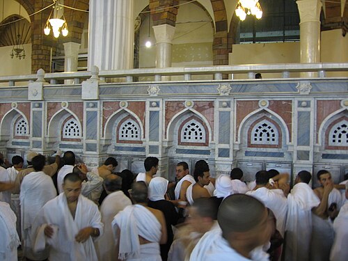 الحجاج عند بئر زمزم