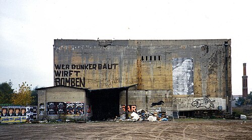 مخبأ من الحرب العالمية الثانية بالقرب من أنهالتر بانهوف (برلين) مع نقش على الجدران Wer Bunker baut, wirft Bomben (أولئك الذين يبنون المخابئ ويرمون القنابل)